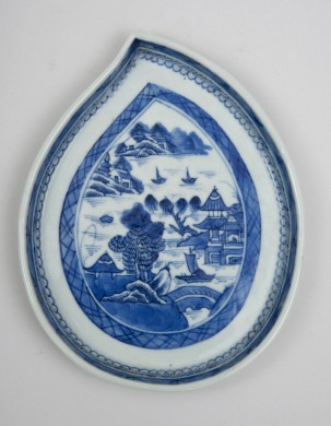 Chinese Export Leaf Shaped Dish